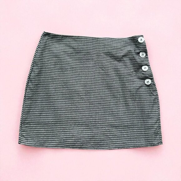 URBAN OUTFITTERS Black White Plaid Button Detail Skirt Size Medium - Picture 1 of 7